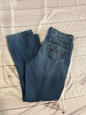 Cinch Grant Men’s Mid-Blue Bootcut Jeans with Embroidered Back Pocket 38x34